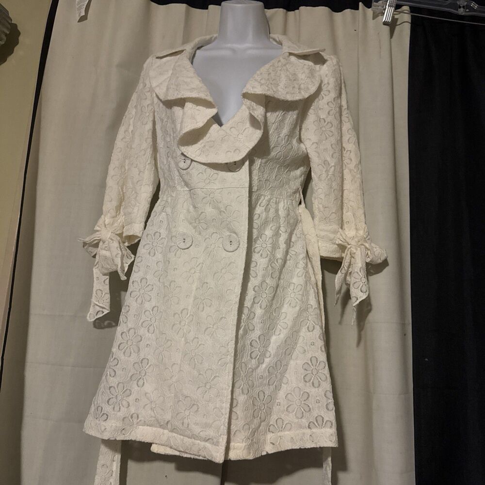 Young Essence Size Small Polyester Lace Pleated Ruffle Collar Women’s Coat